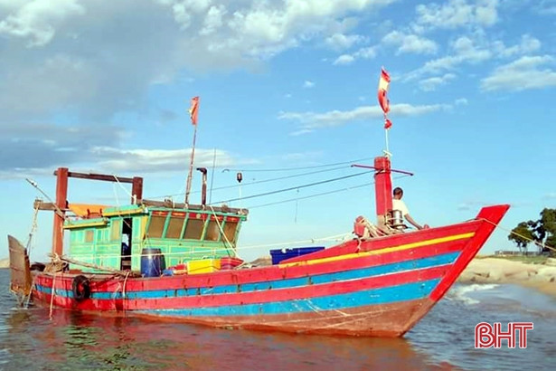 Phát hiện tàu không số trôi dạt trên vùng biển Kỳ Anh