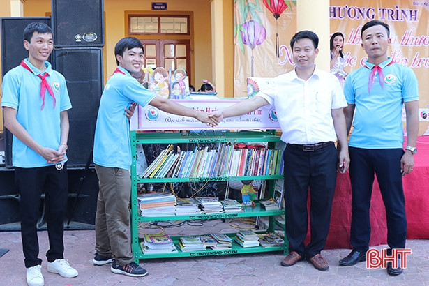 Các em nhỏ 4 xã miền núi Kỳ Anh vui trung thu nâng bước tới trường