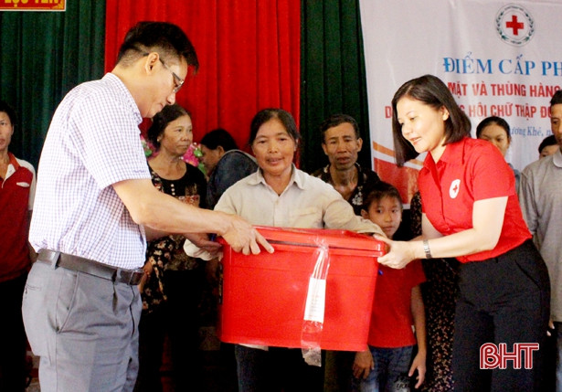 Hội Chữ thập đỏ Việt Nam trao quà cho người dân vùng lũ Hương Khê