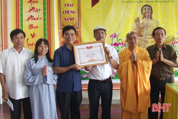 Trao 60 suất quà cho nạn nhân nhiễm chất độc da cam ở Đức Thọ, Vũ Quang