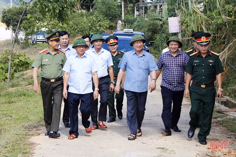 Đồng chí Trần Quốc Vượng kiểm tra công tác khắc phục hậu quả mưa lũ tại Hà Tĩnh