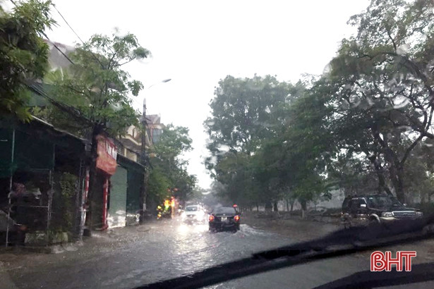 Mưa lớn, nhiều tuyến phố Hà Tĩnh ngập sâu trong nước
