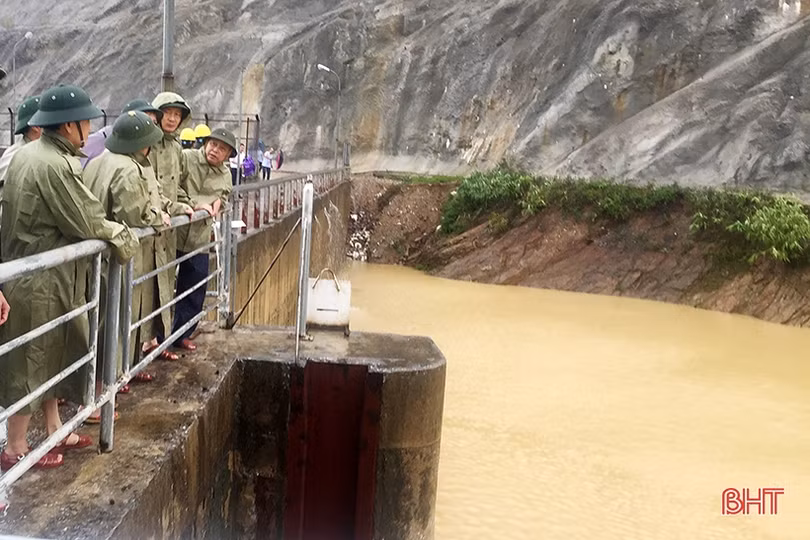 Theo dõi chặt diễn biến mưa lũ, chủ động sơ tán dân vùng nguy cơ xảy ra lũ quét