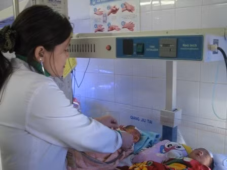 Trẻ đẻ non được chăm sóc đặc biệt trong lồng ấp