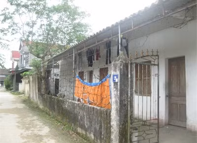 Xóm trọ này có cổng nhưng không có khóa nên các con nghiện thường vào chích thuốc phiện và có khi còn ăn cắp trắng trợn