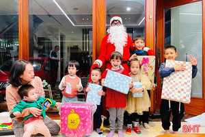 “Ông già Noel" mỏi tay ship quà dịp Giáng sinh