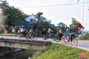 Nơm nớp qua cầu dân sinh không lan can