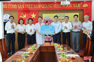 Thứ trưởng Thường trực Bộ Y tế trao 100 suất quà cho Trung tâm Y tế Đức Thọ