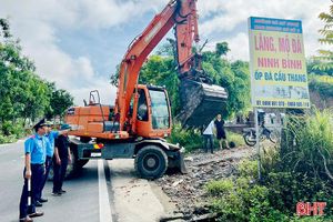 Hương Khê ra quân giải tỏa hành lang an toàn giao thông