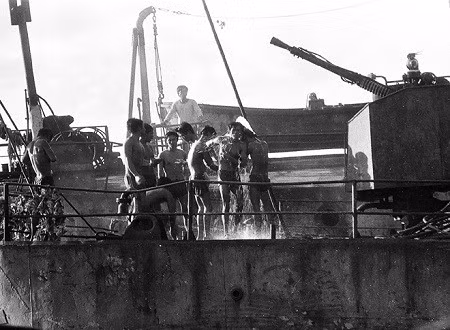 Anh em chiến sĩ công binh tắm rửa sau 1 ngày trần mình dưới nắng cháy và sóng biển. Ở Trường Sa khi ấy, tắm nước ngọt là một điều xa xỉ…