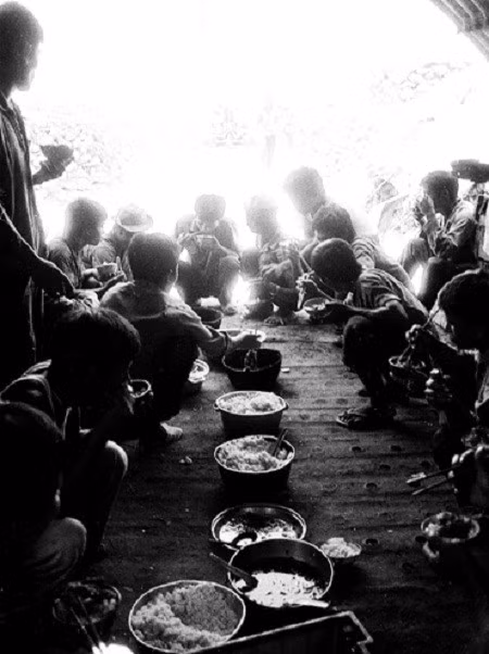 … và những bữa cơm đạm bạc để chuẩn bị cho một ngày mai căng mình với đá hộc, nắng cháy.
