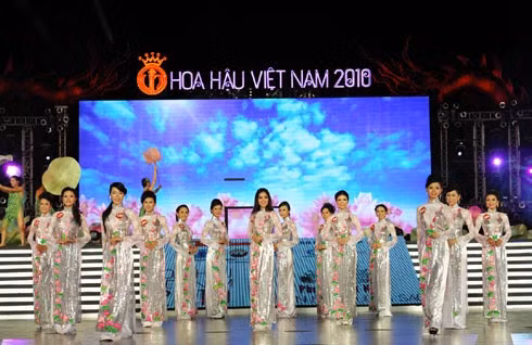 37 thí sinh trình diễn áo dài. Ảnh: Lý Võ Phú Hưng.