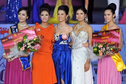 5 người đẹp nhất cuộc thi Hoa hậu VN 2010. Ảnh: Hoàng Hà.