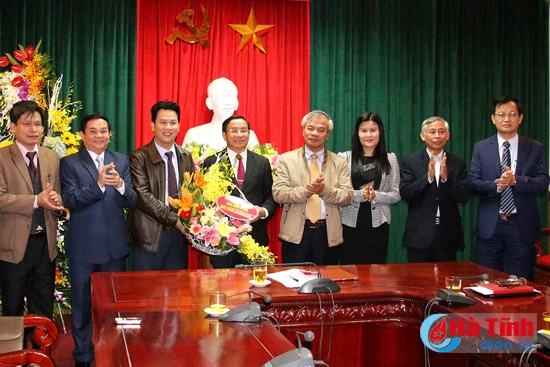 phat huy tinh than doan ket trong dang quyet tam hoan thanh nhiem vu chinh tri 2017