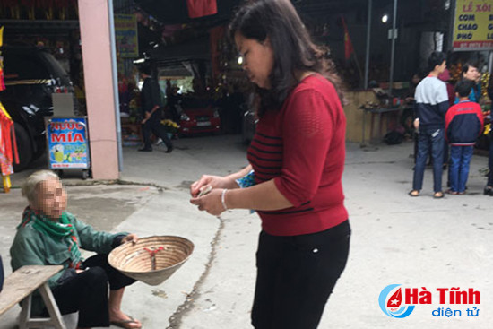 phan cam nguoi an xin bua vay den cho cui