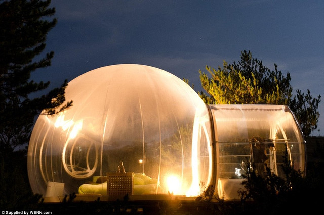 doc dao khach san bong bong giup du khach om tron ca bau troi sao