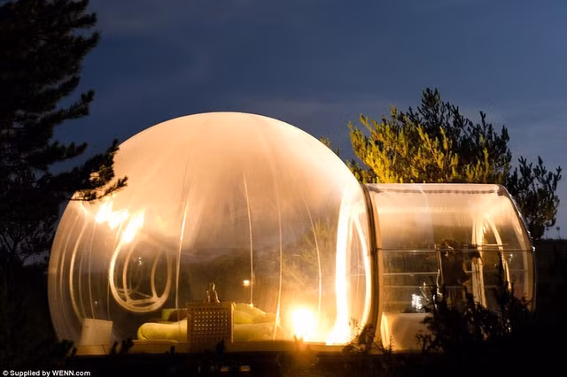 doc dao khach san bong bong giup du khach om tron ca bau troi sao