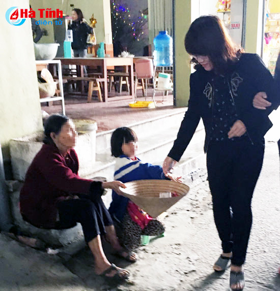 phan cam nguoi an xin bua vay den cho cui