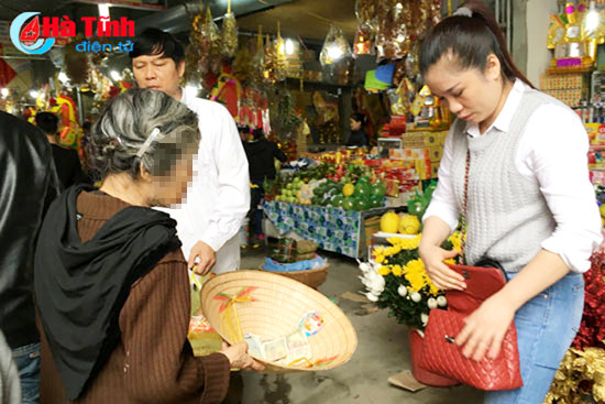 phan cam nguoi an xin bua vay den cho cui