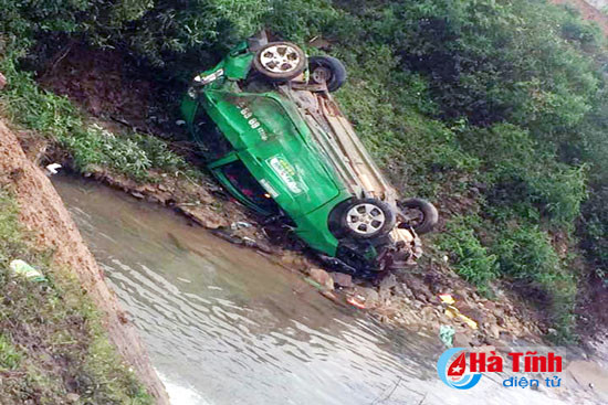 taxi mat lai phoi bung ben muong nuoc 3 nguoi bi thuong