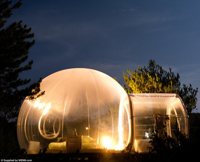 doc dao khach san bong bong giup du khach om tron ca bau troi sao