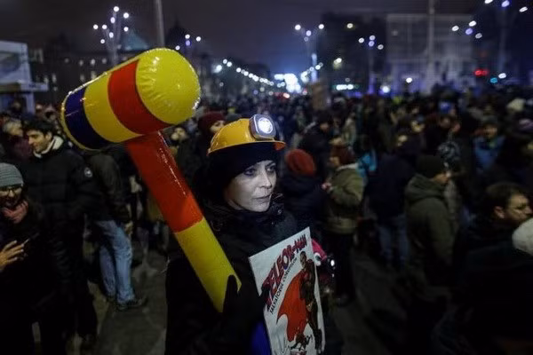 romania bieu tinh lon phan doi an xa chinh tri gia tham nhung