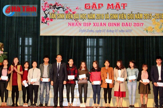 nghi xuan khen thuong tan sinh vien sinh vien gioi dip dau xuan