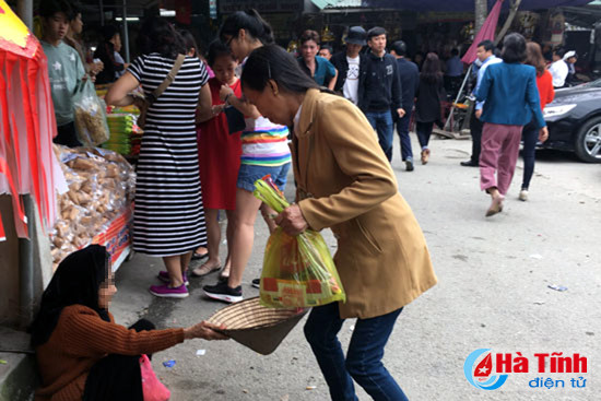 phan cam nguoi an xin bua vay den cho cui