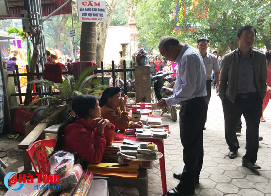 phan cam nguoi an xin bua vay den cho cui