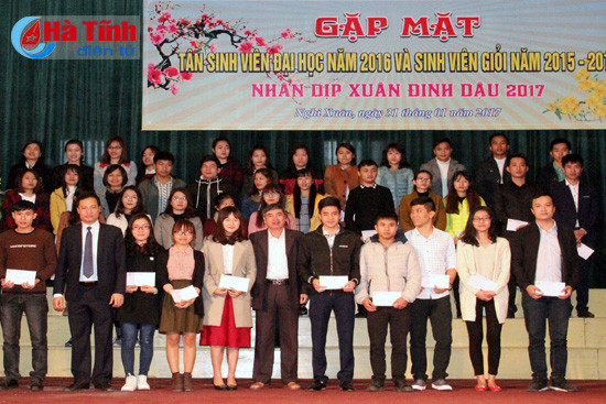 nghi xuan khen thuong tan sinh vien sinh vien gioi dip dau xuan