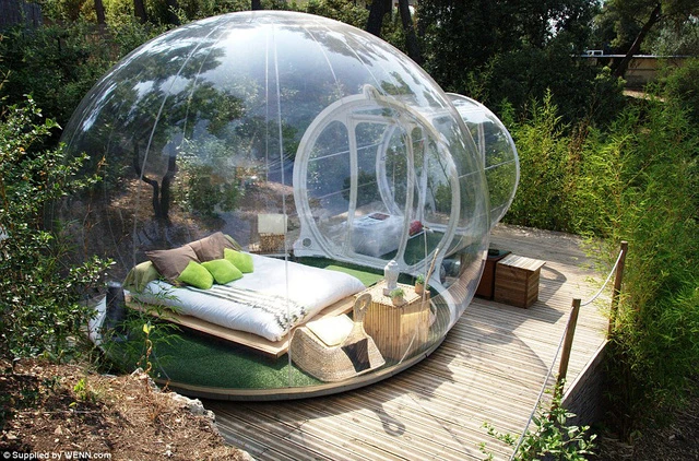 doc dao khach san bong bong giup du khach om tron ca bau troi sao