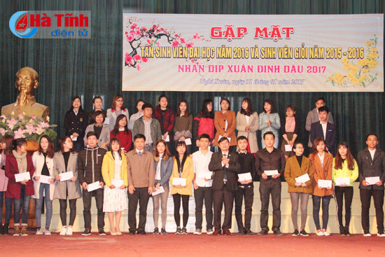 nghi xuan khen thuong tan sinh vien sinh vien gioi dip dau xuan