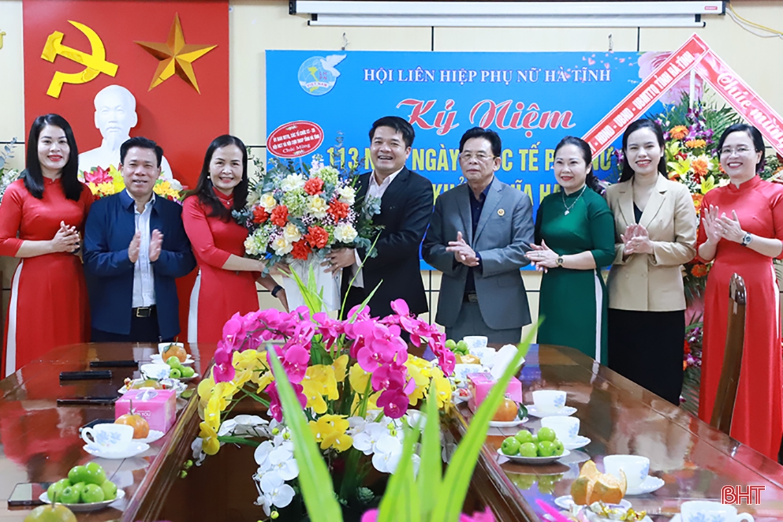 Lãnh đạo tỉnh Hà Tĩnh chúc mừng Hội Liên hiệp phụ nữ tỉnh