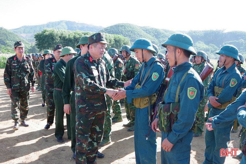 Đại tá Nguyễn Xuân Thắng kiểm tra, động viên các chiến sĩ dân quân tự vệ thực hiện nhiệm vụ huấn luyện, diễn tập. bqbht_br_imgp3633.jpg