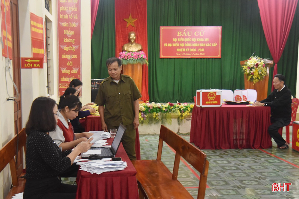 Các thành viên trong tổ kiểm phiếu của khu vực bầu cử số 20 (xã Mai Phụ) làm việc với tinh thần tập trung cao, trách nhiệm lớn.