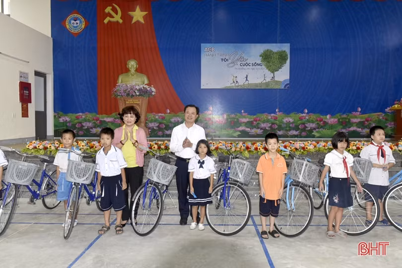 Trao 150 suất quà cho học sinh gặp hoàn cảnh khó khăn ở TX Hồng Lĩnh