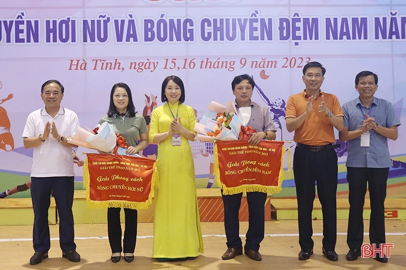 Trao thưởng Giải Bóng chuyền khối Hành chính - tổng hợp, văn hóa - xã hội