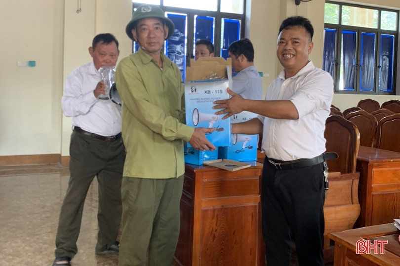 Nhà máy Thuỷ điện Hố Hô trao 132 loa cầm tay cho các xã ở Hương Khê