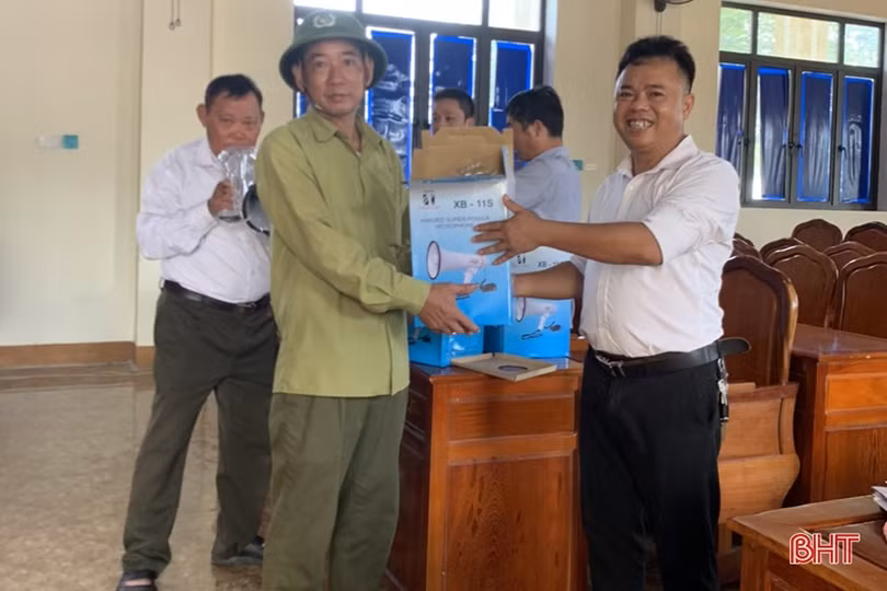 Nhà máy Thuỷ điện Hố Hô trao 132 loa cầm tay cho các xã ở Hương Khê