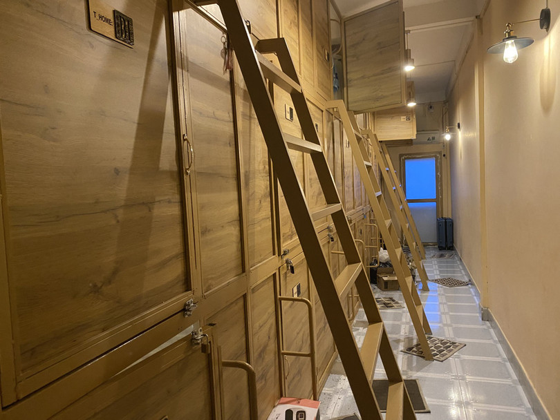Sinh viên “chen chúc” trong những phòng ngủ sleep box, có phòng 24 người - Ảnh 1. Thấy gì ở những “hộp ngủ” 2 mét vuông xếp chồng lên nhau?