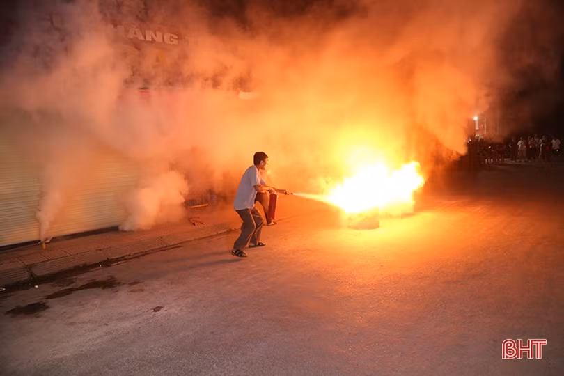 Trang bị kỹ năng, tận dụng tốt “thời điểm vàng” dập tắt hỏa hoạn tại khu dân cư