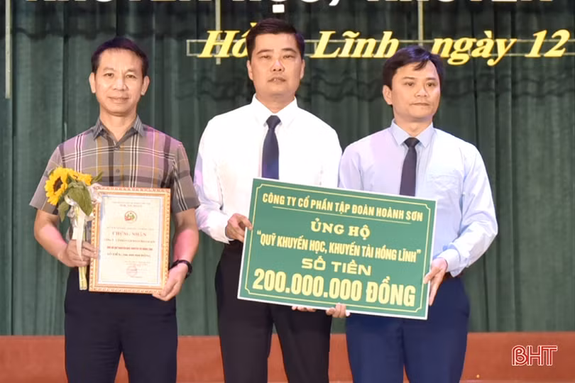 Gần 1 tỷ đồng ủng hộ Quỹ Khuyến học, khuyến tài Hồng Lĩnh