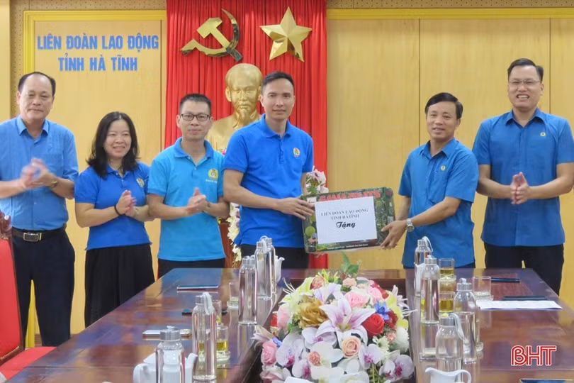 Công đoàn Các khu công nghiệp Bắc Ninh hỗ trợ xây dựng NTM, tặng quà cho đoàn viên ở Hà Tĩnh