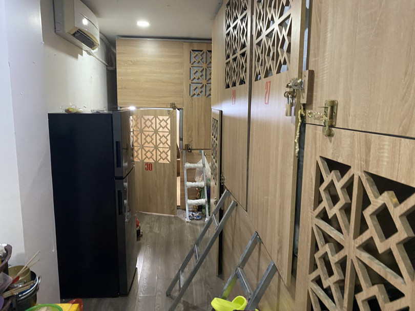 Sinh viên “chen chúc” trong những phòng ngủ sleep box, có phòng 24 người - Ảnh 3. Thấy gì ở những “hộp ngủ” 2 mét vuông xếp chồng lên nhau?