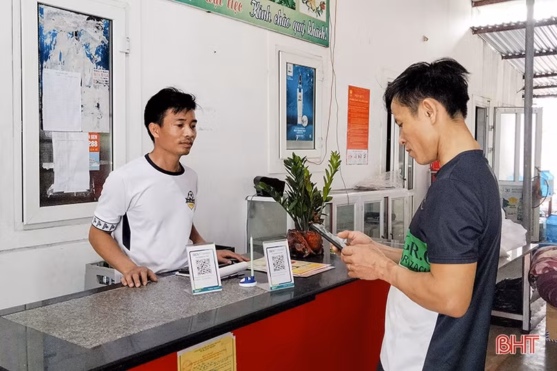 Người dân Hà Tĩnh dần hình thành thói quen chi tiêu không cần tiền mặt