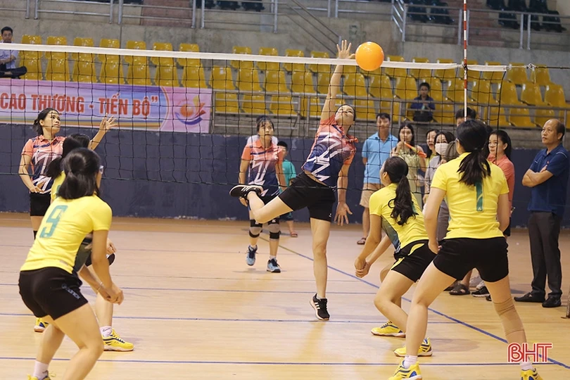 Trao thưởng Giải Bóng chuyền khối Hành chính - tổng hợp, văn hóa - xã hội