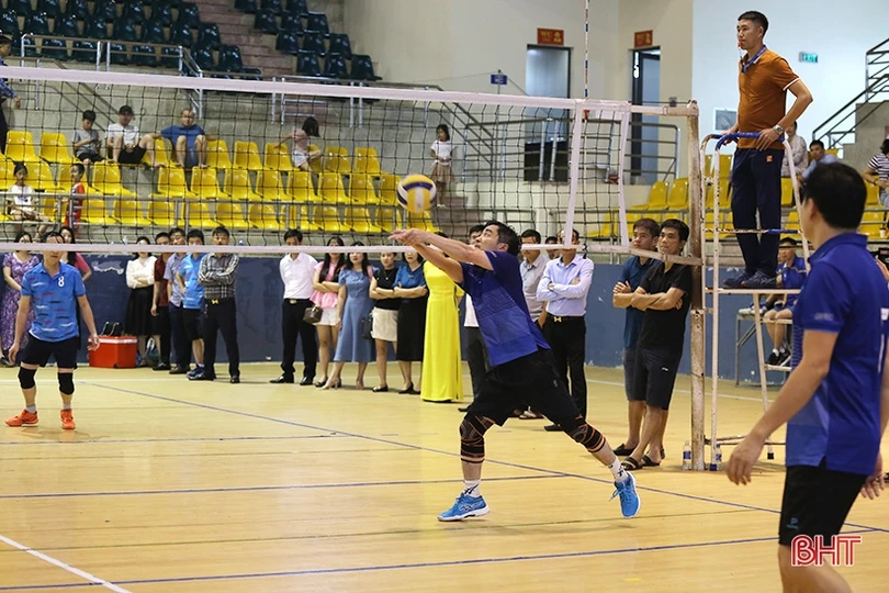 Trao thưởng Giải Bóng chuyền khối Hành chính - tổng hợp, văn hóa - xã hội