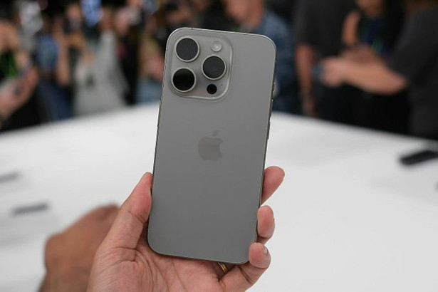 Người Việt cần làm bao nhiêu ngày để mua được iPhone 15 Pro?