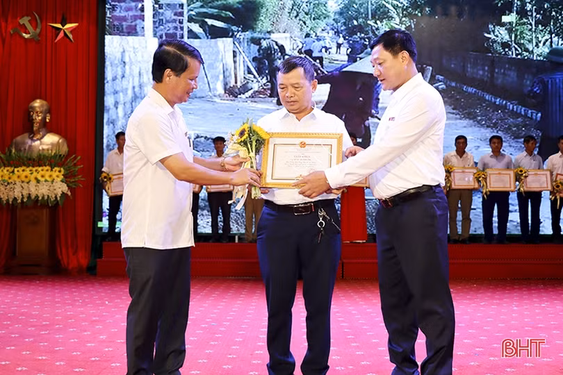 Vinh danh 24 bí thư chi bộ, trưởng thôn, tổ trưởng tổ dân phố ở Đức Thọ