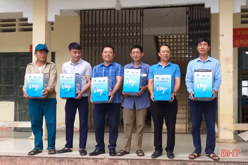 Nhà máy Thuỷ điện Hố Hô trao 132 loa cầm tay cho các xã ở Hương Khê